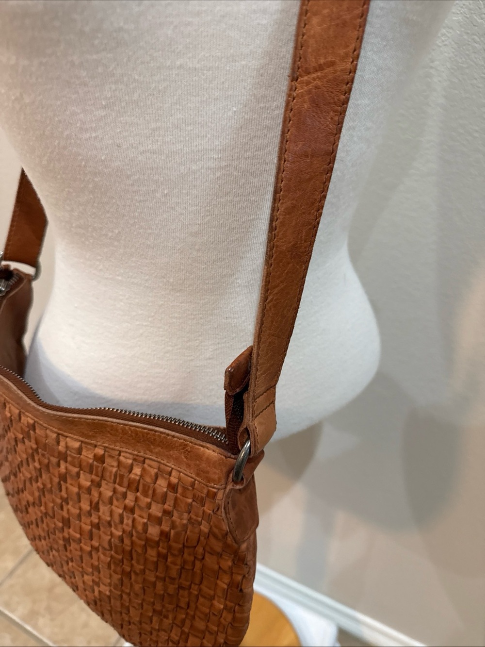 Vilencia Holland Brown Leather Woven Adj  Crossbody Purse 13x10x2 - Picture 2 of 7